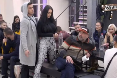 (VIDEO) David isparanoisao da mu Aleksandra kontroliše telefon pa je žestoko izvređao!