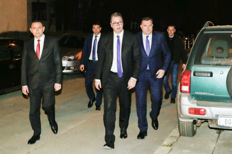 (FOTO) Vučić, Vulin i Dodik posetili dom porodice Šaulić i izjavili saučešće