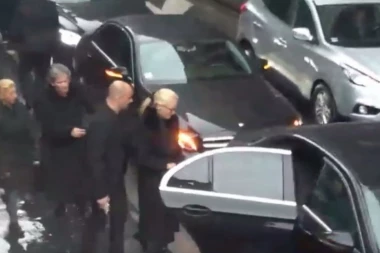 (VIDEO) Jedini snimak Šabanove porodice: Evo kako su napustili komemoraciju!