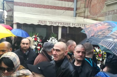 (VIDEO) Vanbračni sin Šabana Šaulića stigao na groblje: Jedva stajao na nogama!