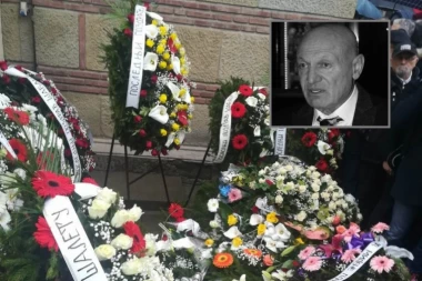 Šaban Šaulić ispraćen uz pesmu "Ne plači dušo": Goca jecala od bola, sin održao oproštajni govor svome ocu!