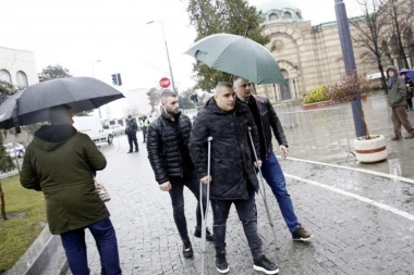 Na štakama došao da isprati svog idola: Lazić stigao na sahranu, evo i sa kim!