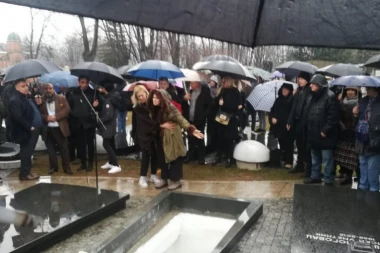 (VIDEO) Šabanova sestra zakukala nad grobom brata: "Bato moj, jel ćeš ovde da budeš"!