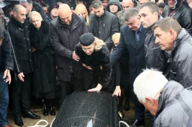 Ljudi, gde će vam duša! Šabana hoće da iskopaju iz groba - teraju ga iz Aleje velikana!