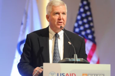 Đaci očitali lekciju Skotu: Ambasador pokazivao mape Srbije bez KiM, evo kako su reagovali učenici