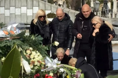 Njihov otac je ovo najviše voleo: Ilda i Sanela na Šabanovom grobu uradile nešto što mu je bilo omiljeno!