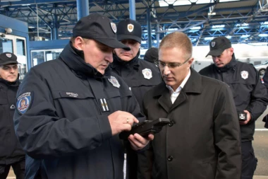 Predstavljeni mobilni čitači dokumenata na graničnim prelazima: Evo čemu će tačno služiti