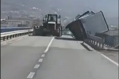 (VIDEO) Na ovom mestu snažni udari vetra prevrću kamione kao igračke!
