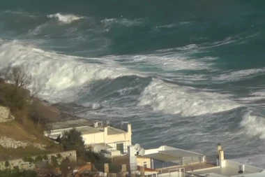 (VIDEO) Stravična oluja razara Italiju: Vetar srušio zid i ubio dvoje ljudi!