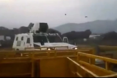 (VIDEO) Dezerteri iz Venecuele gazili sve pred sobom! Ljudi bežali od oklopnih vozila koja ruše barikade na granici!