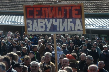 (FOTO) Prvi predsednik koji je ikada posetio to mesto: Meštani Velike Drenove oduševljeno dočekali Vučića
