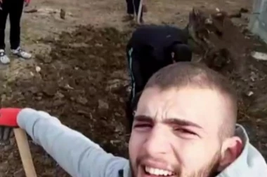 TEŠKI RADOVI U TITELU: Veljko kopa ogromnu rupu u Bogdaninom dvorištu, evo šta je rešio da NAPRAVI!