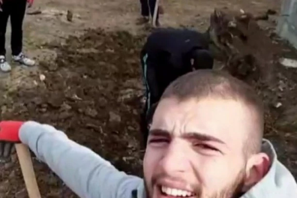 TEŠKI RADOVI U TITELU: Veljko kopa ogromnu rupu u Bogdaninom dvorištu, evo šta je rešio da NAPRAVI!
