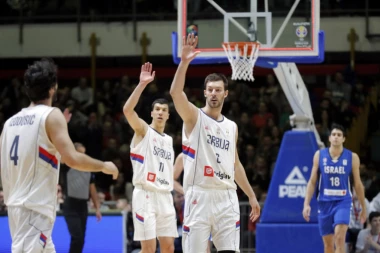 (VIDEO) Zagrljaj legendi posle čestitki igračima