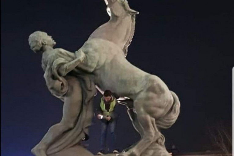 (FOTO) Je 'l to ta demokratija?! Pogledajte nove fotografije divljanja Đilasovih pulena