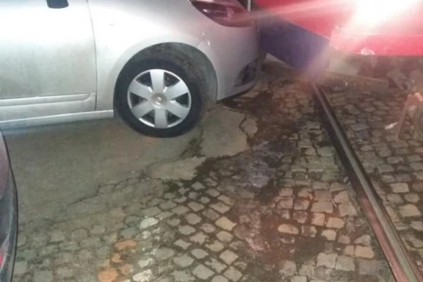RAZVALIO BANDERU i AKTIVIRAO VAZDUŠNE JASTUKE! Nikome nije jasno šta je bilo u glavi ovog srpskog vozača kad je uparkiravao auto! NEZABELEŽENO! (FOTO)