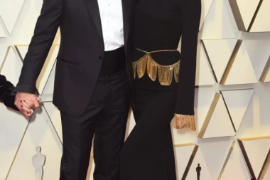 Irina Šajk i Lejdi Gaga su prošlost: Bredli Kuper u ljubavi sa osam godina starijom glumicom!