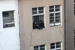 MLADIĆ KOJI JE PAO SA SIMSA SA 4. SPRATA U NOVOM SADU BIO NA POTERNICI? Vatrogasci postavili vazdušni jastuk, a onda...