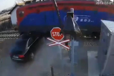 (ŠOKANTAN VIDEO) POGLEDAO SMRTI U OČI: Voz udario u automobil na pružnom prelazu u Mladenovcu i razneo mu prednji deo!