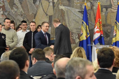 (FOTO) Radna mesta za porodice poginulih i ranjenih policajaca: Stefanović poručio da je Srbija ponosna na njih!