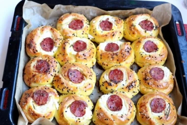 Gosti će biti prezadovoljni: Spremite im ružice sa sirom i čajnom!