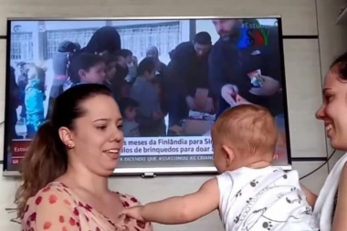 (VIDEO) Jedna mama, dve mame?! Ova beba je toliko zbunjena da je to preslatko!