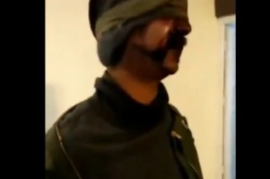 (VIDEO) Krvav sa povezom oko očiju okružen pakistanskim vojnicima! Ovo je prvi snimak zarobljenog indijskog pilota!