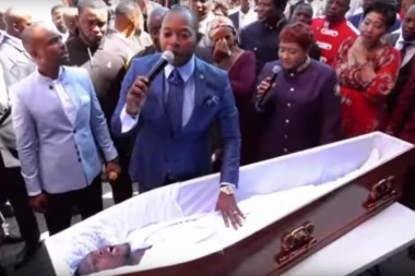 (VIDEO) Mrtvak ustaje iz kovčega: Pastor tvrdi da je oživeo ovog čoveka!