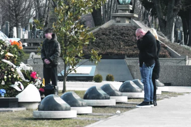 Mihajlo plače na Šabanovom grobu: Šaulićev sin sa verenicom upalio sveću!