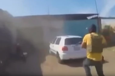 (UZNEMIRUJUĆI VIDEO) Kao na igrici! Okršaj kartela uživo: Brutalno su napali rivale, nisu imali milosti ni prema ranjenicima