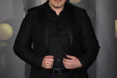 (FOTO) DELUKS! Zavirite u dom Nenada Kneževića Kneza: Zidovi od satena, visoki plafoni, kožna garnitura!