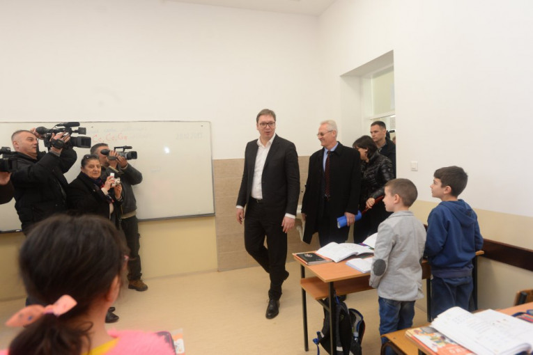 (FOTO) Vučić u školskoj klupi na času srpskog sa đacima