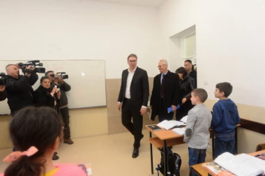(FOTO) Vučić u školskoj klupi na času srpskog sa đacima