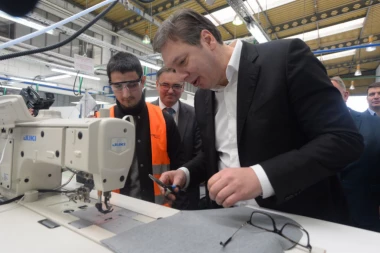 (FOTO) Ovako je Vučić prionuo na posao u fabrici