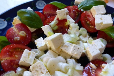 PUN VITAMINA I DOBAR ZA KOSTI, ALI ZA NEKE OPASAN: Evo ko ne sme da jede feta sir!