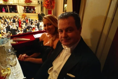 (FOTO) Dačić na najprestižnijem balu u Evropi: Evo kako se ministar proveo sa suprugom u Beču
