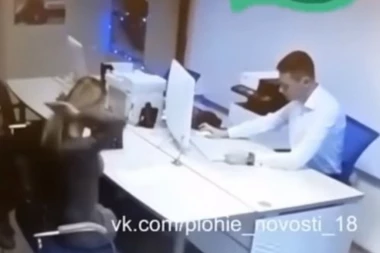 (VIDEO 18+) Prsatu plavušu odbili za kredit, pa se skinula i krenula da izvodi STRIPTIZ