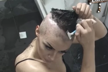 (VIDEO) ŠOKANTNO! Zerina načisto odlepila: Uzela brijač i obrijala glavu na ćelavo!