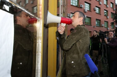 (VIDEO) Trifunović se obrukao za sve pare - došao do menze i kroz megafon vređao studente koji su večerali!