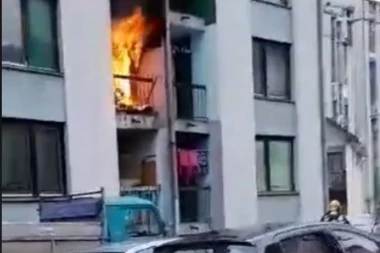 (VIDEO) Požar u Sevojnu: Planula dva sprata stambene zgrade, vatrogasci na terenu