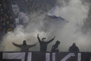 "Grobari" lomili na "Marakani": Zvezda šalje račun u Humsku