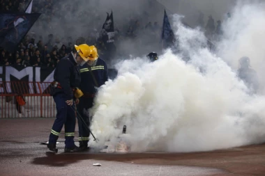 Broj povređenih sa derbija dvocifren: Brutalan napada na policajce ili sukob "delija" i "grobara"?