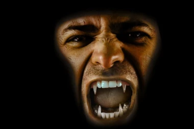 SELO BABE STRAHUJU OD MIROLJUBA NE IZLAZE NOĆU IZ KUĆE! Za života silovao seljančicu, pa ga ubilii - upada meštanima u dom, igra KOLO i uvija zmijski jezik!