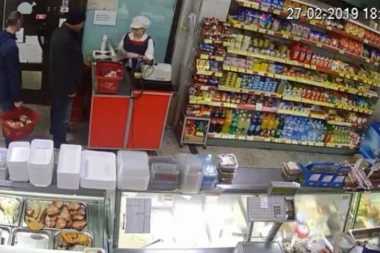 (ŠOK VIDEO) Stajao je mirno na kasi, a onda je uradio nešto besprizorno: Kamere zabeležile šokantne scene u prodavnici u Pančevu