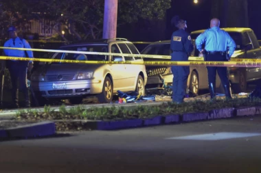 (VIDEO) Muškarac kolima uleteo među pešake, ima mrtvih i povređenih...