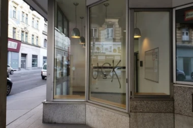 Šiptari oskrnavili Ambasadu Srbije u Beču: Velikim slovima ispisali UČK preko srpske zastave