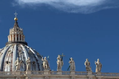 OVO ĆE PODIĆI PUNO PRAŠINE: Vatikan i zvanično PROTIV promene pola, a evo kako od sada tretiraju SUROGAT RODITELJE