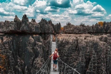 Da li biste prošetali njim? Ovo je najopasniji most na svetu koji se prostire iznad "kamene šume"