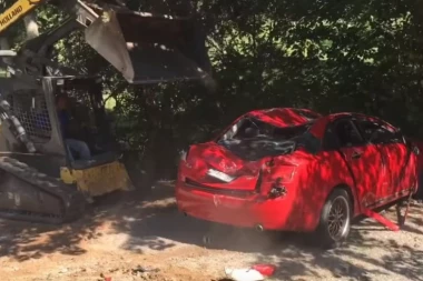 (VIDEO) Uhvatio ćerku "na gomili" sa momkom pa poludeo, odlučio da je OVAKO nauči pameti!