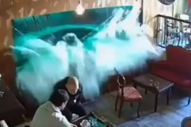 (VIDEO) U podgoričkom kafiću eksplodirao akvarijum: Kamera je zabeležila šok koji su gosti doživeli!